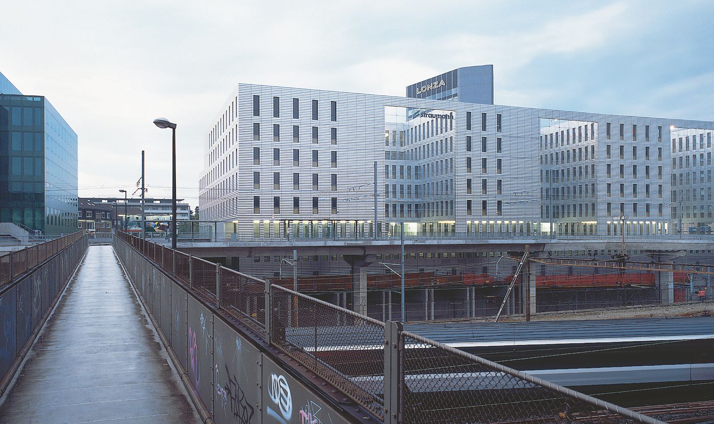 Fassade Jacob Burckhardt Haus in Basel mit Akustikwänden von Annette Douglas