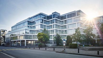 Media Park in Zürich mit Akustikvorhängen von Annette Douglas